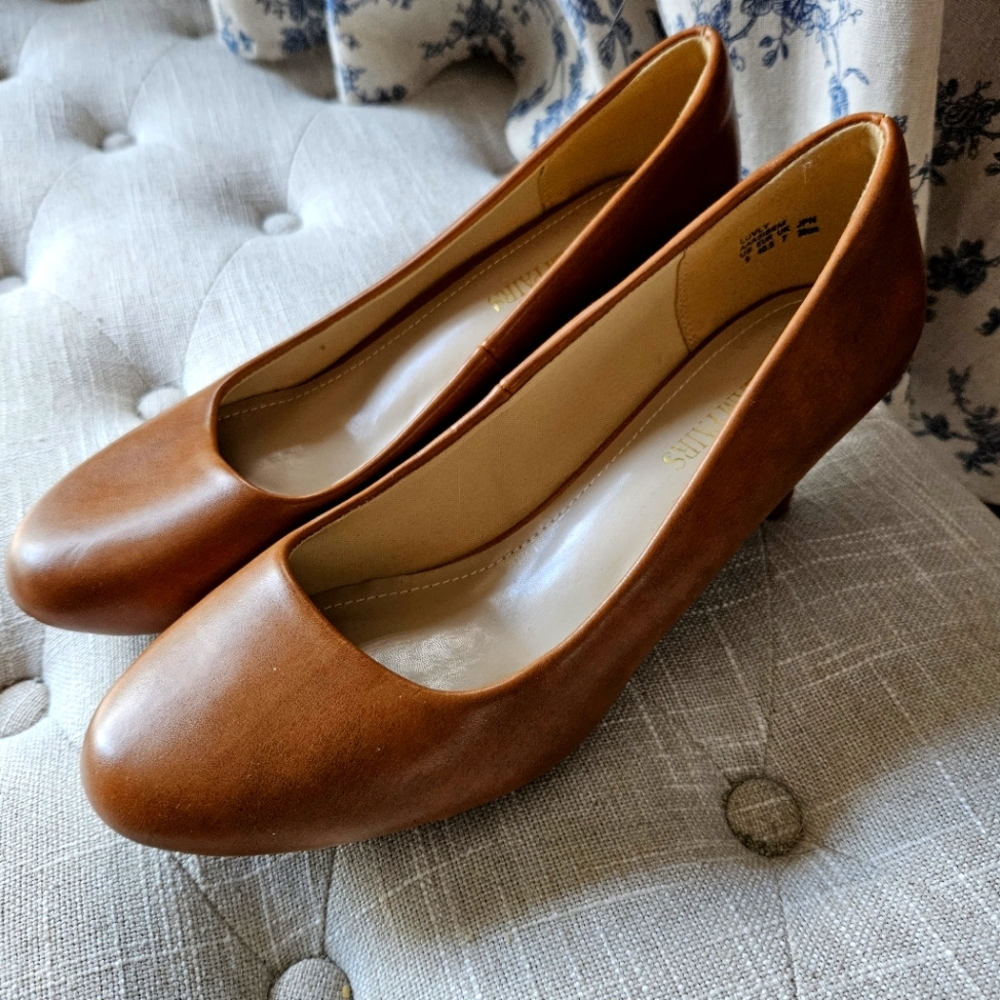 Dream Pairs Round Toe Comfort Low Heel Pumps Size 9.5